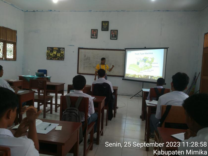 SMK PK Negeri 1 Teknologi Rekayasa Mimika Kerja Sama Kurikulum Industri dengan PT Trakindo Utama